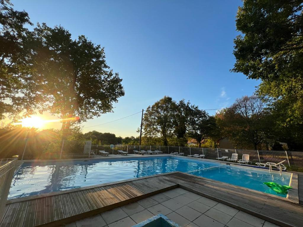Emplacement Tente Camping Car Saint-Aubin-de-Nabirat Exterior foto
